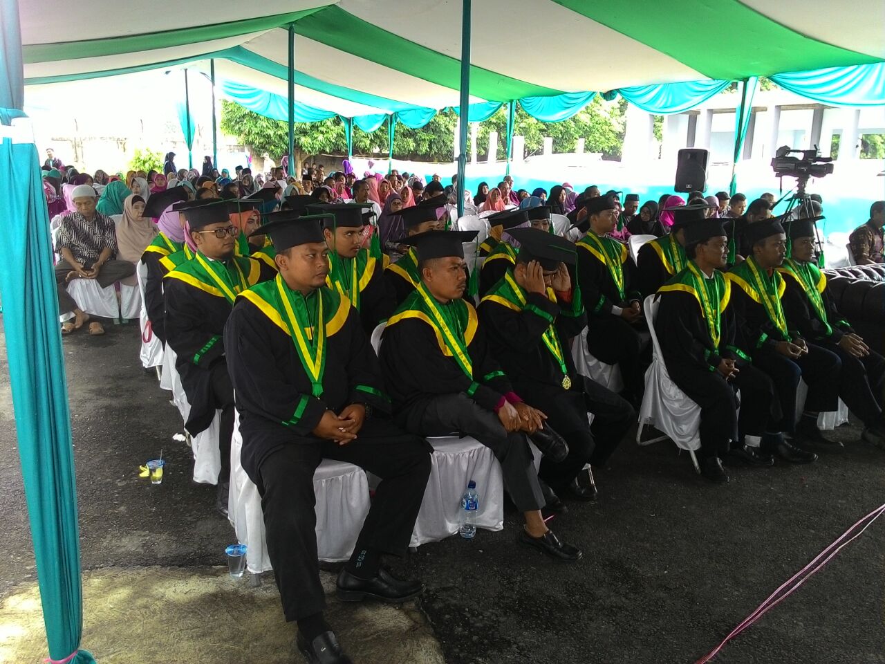 wisudawan wisudawan